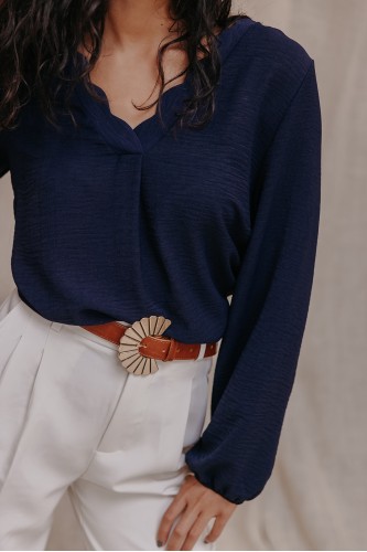 Focus sur la blouse bleu marine.