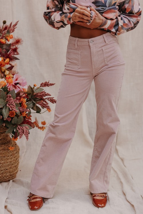 Femme avec un pantalon en velours.