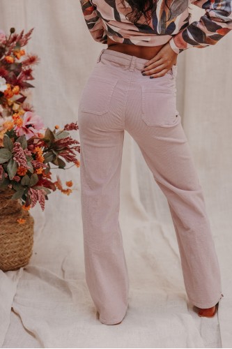 Femme de dos avec un pantalon rose.