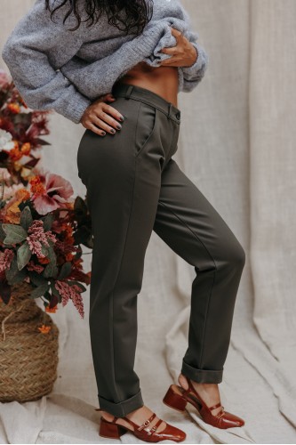 Femme de profil avec un pantalon.