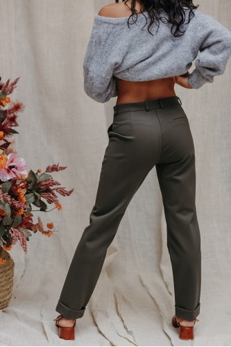 Femme de dos avec un pantalon.