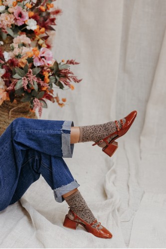 Femme avec des chaussettes.