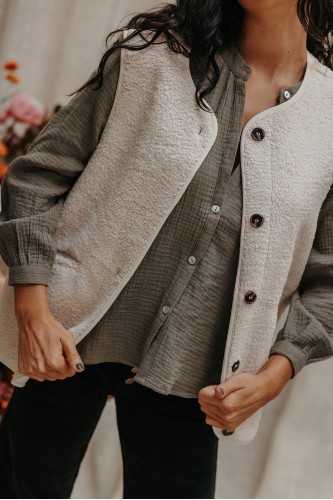 Femme avec une veste sans manches.