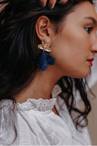 Femme avec des boucles d'oreilles.