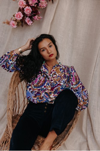 Femme avec une jolie blouse colorée.