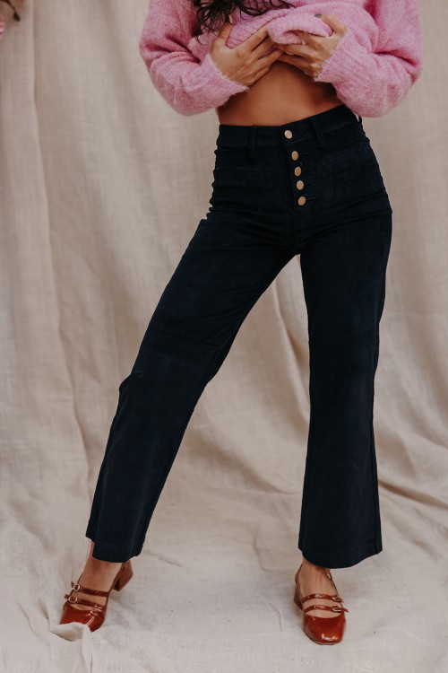 Femme avec un pantalon.