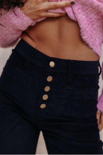 Zoom sur les boutons du pantalon.