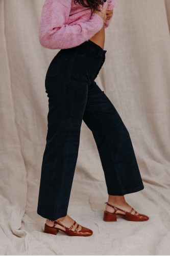 Pantalon de côté porté par une femme.