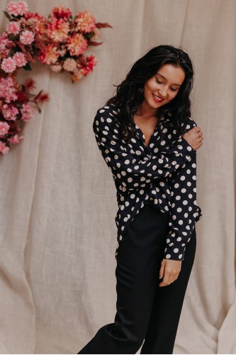 Femme avec une blouse à pois.