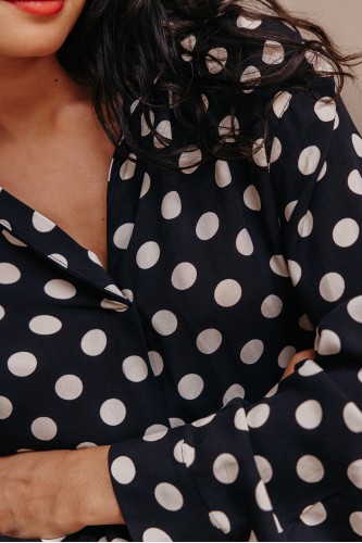 Détails de la blouse à pois.