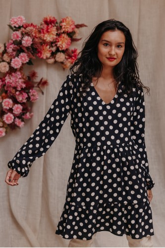 Femme avec une robe à pois.