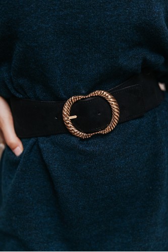 Femme avec une ceinture.