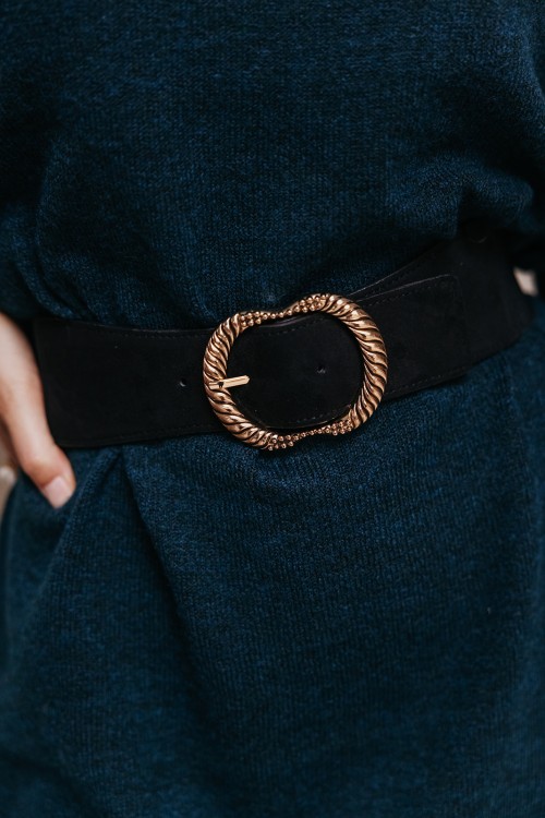 Femme avec une ceinture.