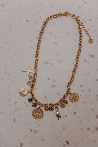 Collier femme avec charms.