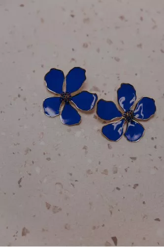 Boucles d'oreilles fleurs sur une chaise.