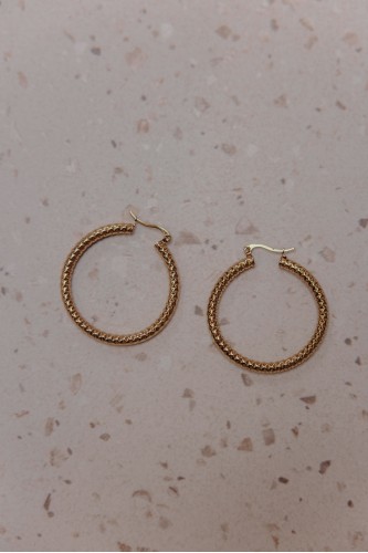 Boucles d'oreilles sur une table.