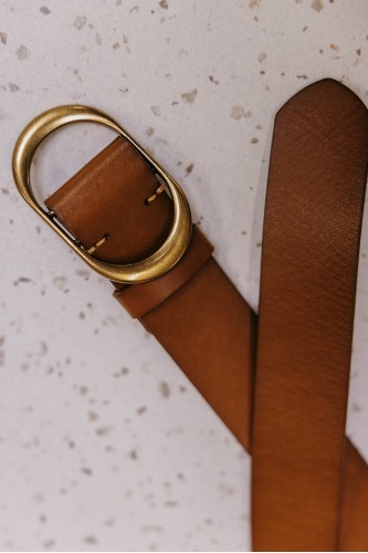 Ceinture en cuir camel.