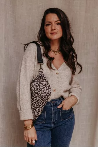 Total look d'une femme avec un cardigan beige.