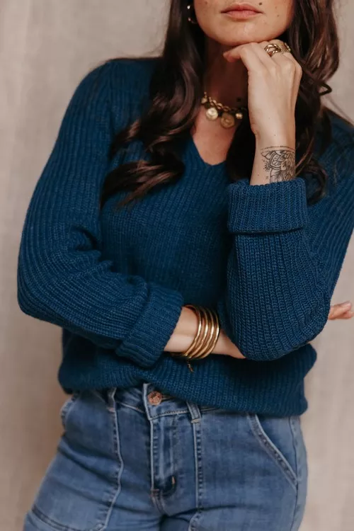 Femme avec un pull bleu.