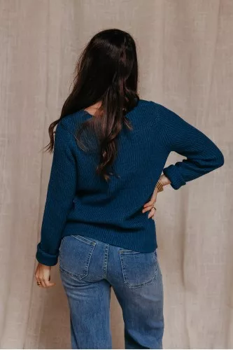 Femme de dos avec le pull.