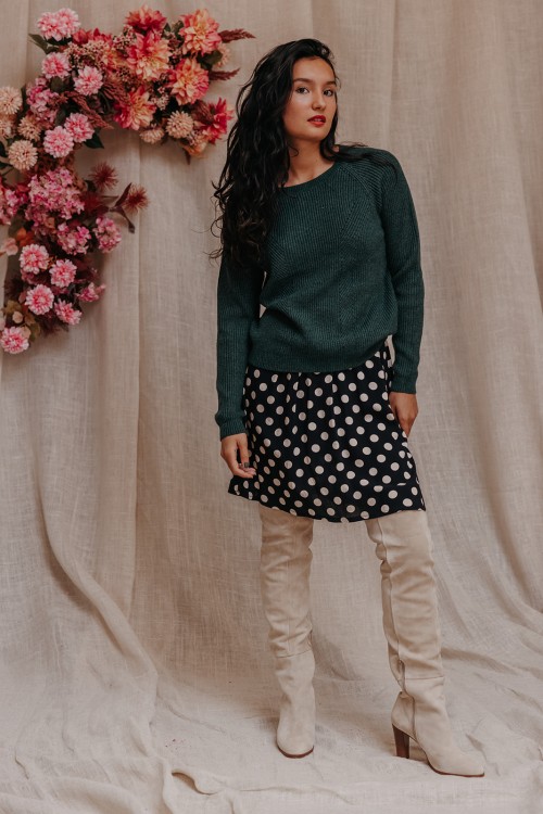 Femme avec un pull en maille.