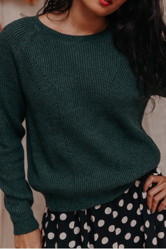 Pull en maille verte.