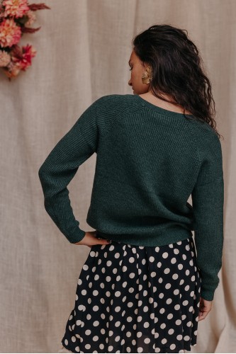 Femme de dos avec le pull en maille.