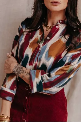 Blouse femme dans les tons bordeaux.