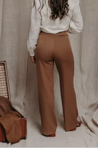 Femme de dos avec le pantalon.