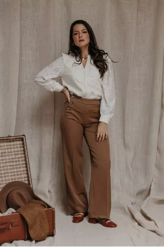 Total look de la femme avec le pantalon.