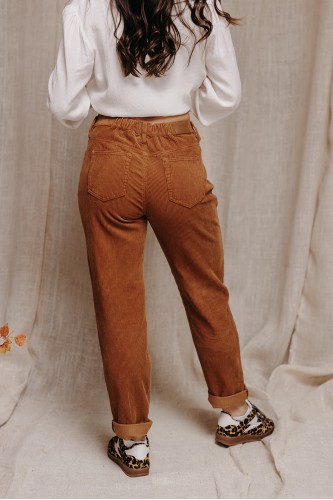 Pantalon de dos porté par une femme.