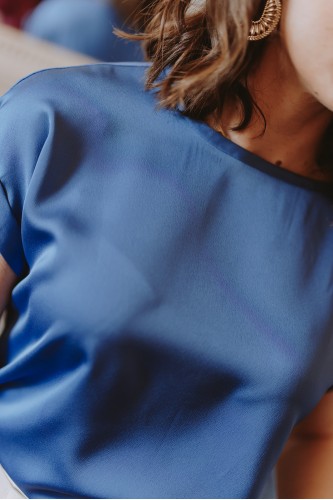 Détails d'un t-shirt bleu porté par une femme