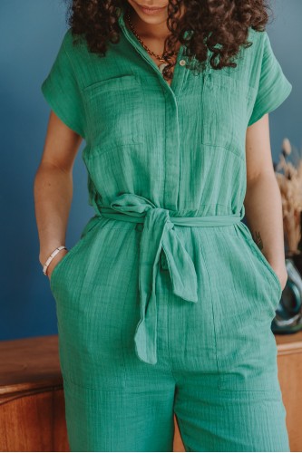 Femme qui porte une combinaison verte