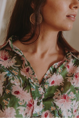 Détails d'une chemise fleurie portée par une femme debout