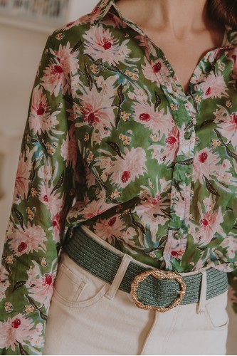 Chemise fleurie portée par une femme debout