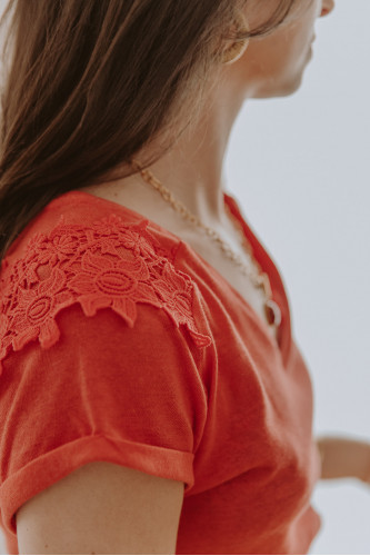 Détails d'un t-shirt rouge porté par une femme de profil