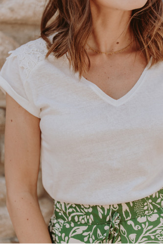 Femme qui porte un t-shirt blanc brodé