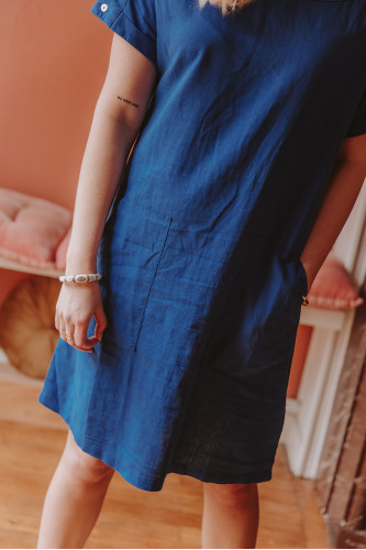 Détails d'une robe droite bleue portée par une femme