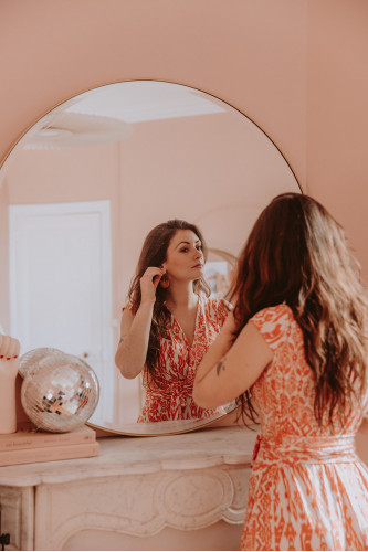 Robe longue imprimée portée par une femme devant un miroir