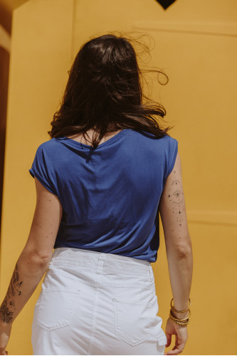 T-shirt uni porté par une femme de dos