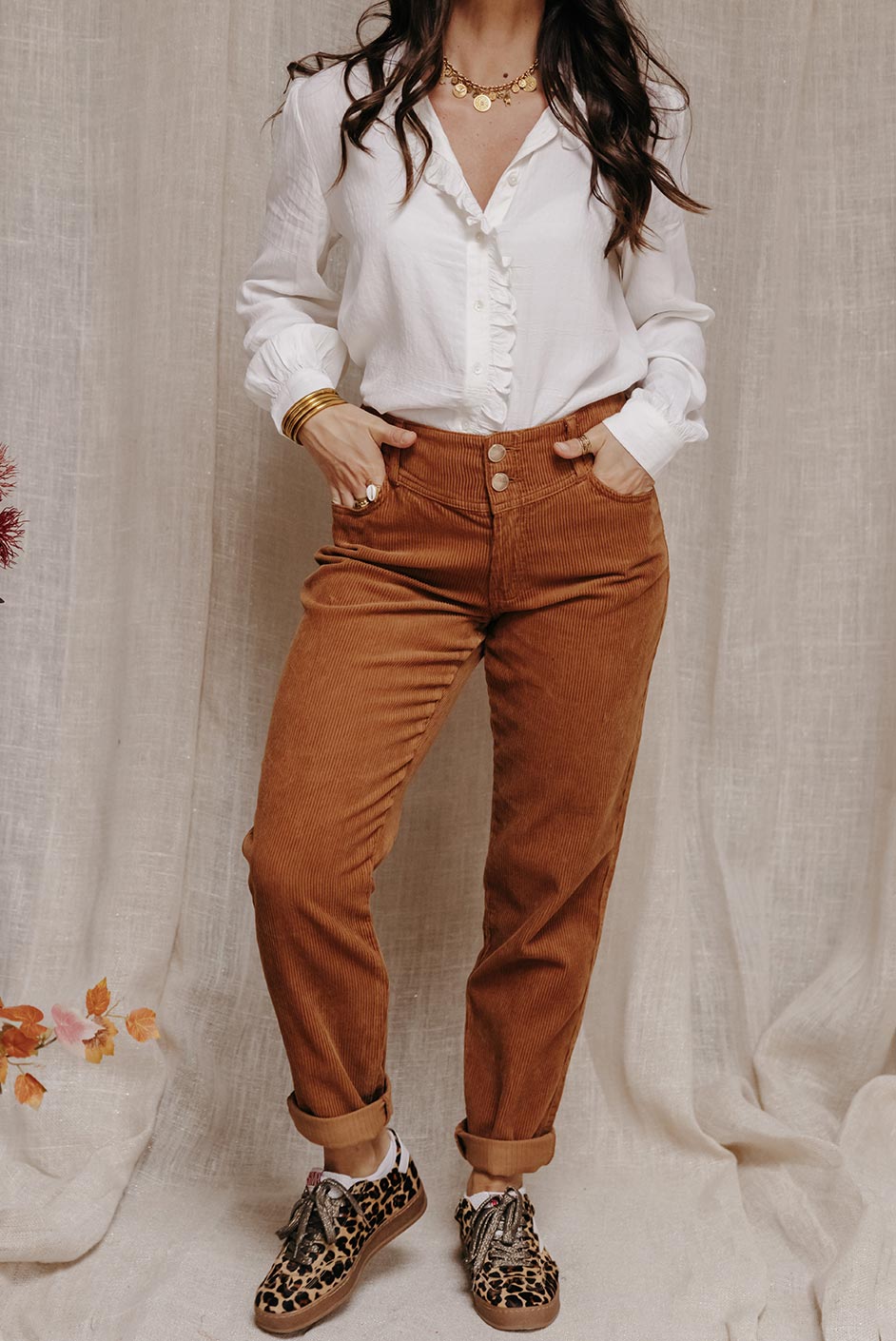 Femme avec un pantalon camel.