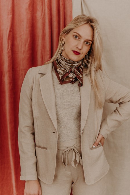 Femme avec une veste blazer beige.