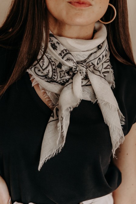 Femme qui porte un bandana autour du cou.