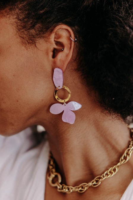 Femme avec des boucles violettes.