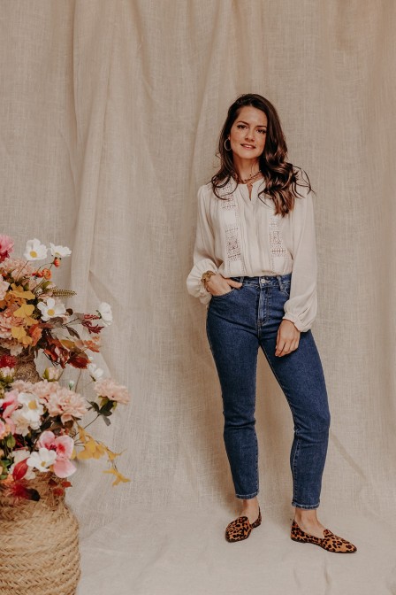 Femme avec un denim foncé.