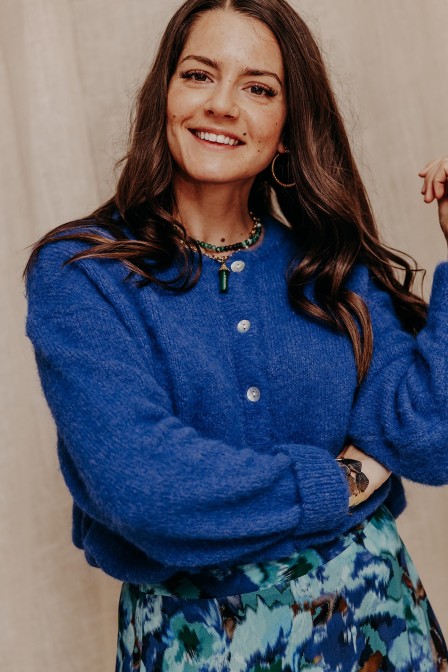 Femme avec un cardigan bleu.