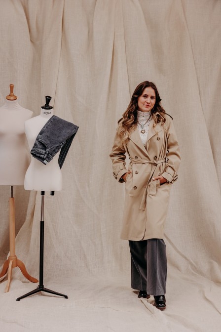 Femme avec un trench camel.