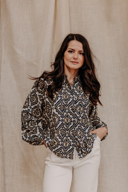 Femme avec une blouse imprimée.