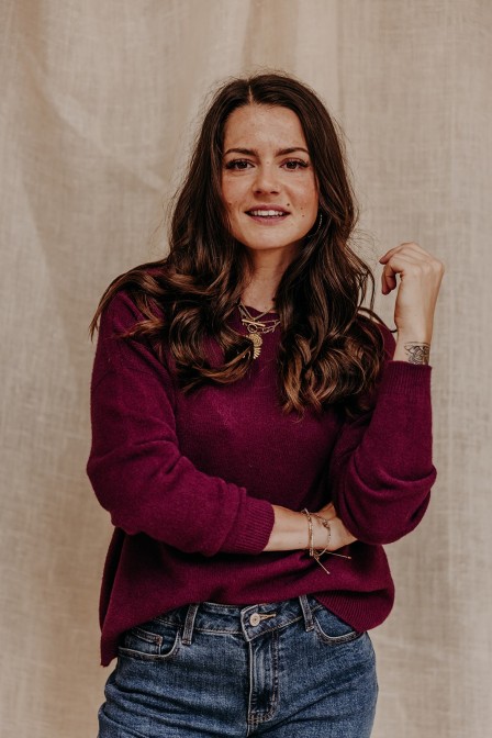 Femme avec un pull uni.