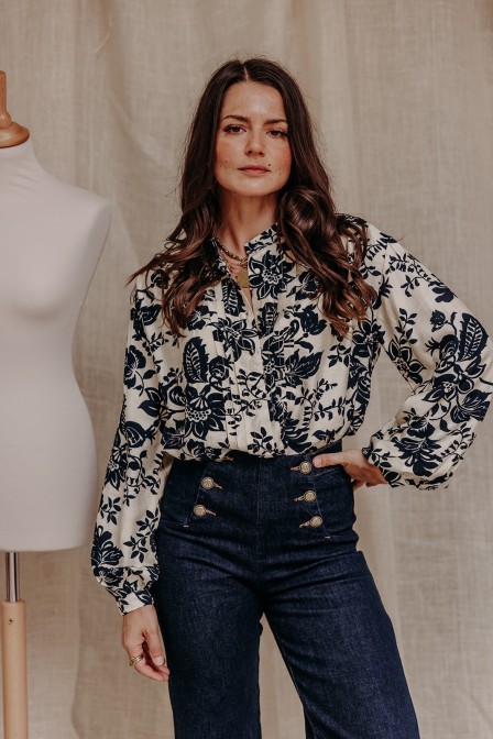 Femme qui porte une blouse imprimée fleurs.